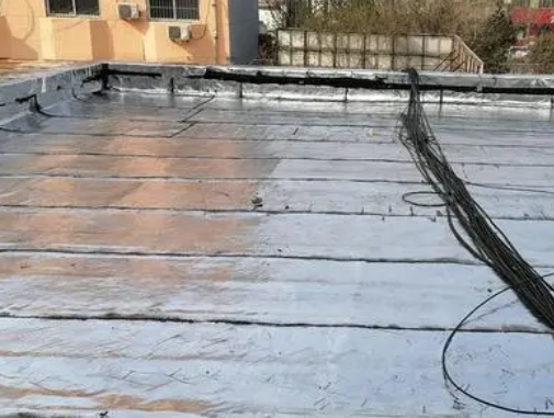 绿园卫生间漏水维修公司分享下绿园屋面楼顶防水刚性防水层施工要点。
